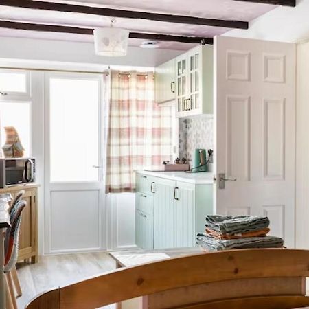 Bedroom With Kitchenette, Private Bathroom And Parking Cardiff Exterior foto