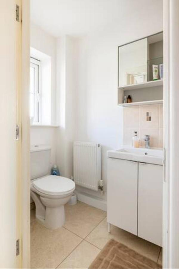 Bedroom With Kitchenette, Private Bathroom And Parking Cardiff Exterior foto