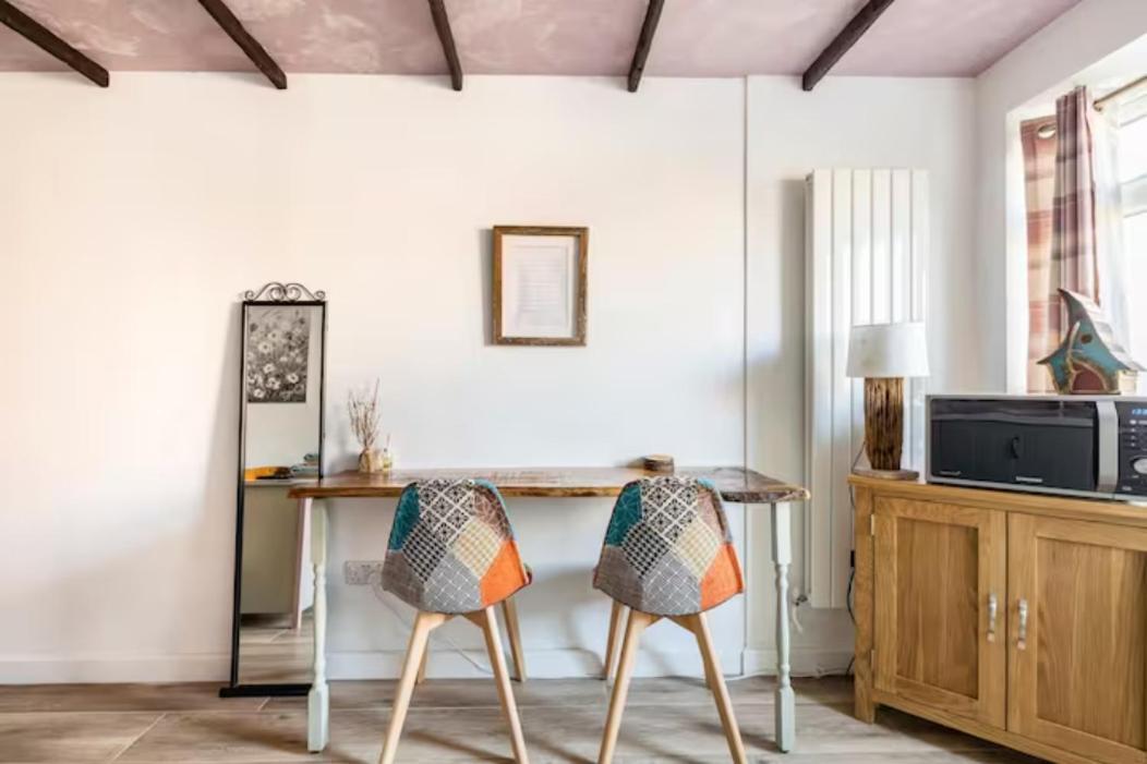 Bedroom With Kitchenette, Private Bathroom And Parking Cardiff Exterior foto